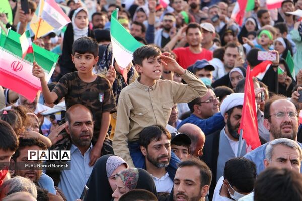 همخوانی سرود سلام فرمانده در مسجد مقدس جمکران-4