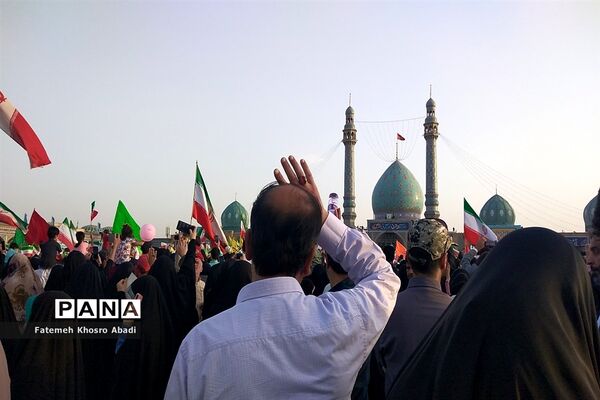 شور و حماسه زائران مسجد جمکران در همخوانی «سلام فرمانده»-6