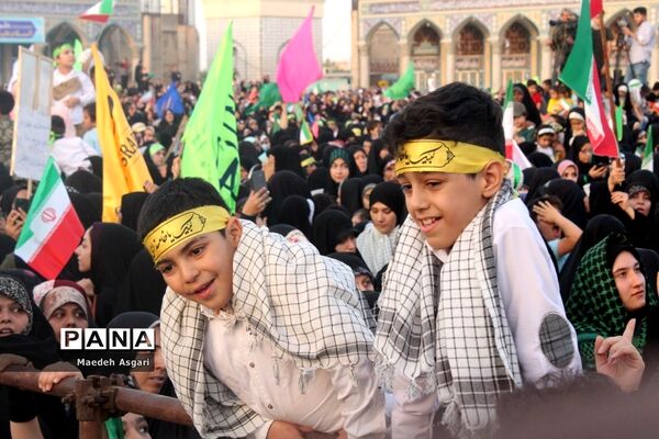 شور و حماسه زائران مسجد جمکران در همخوانی «سلام فرمانده»-6