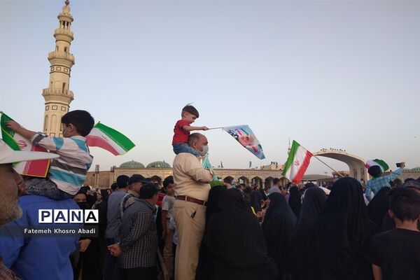 شور و حماسه زائران مسجد جمکران در همخوانی «سلام فرمانده»-6