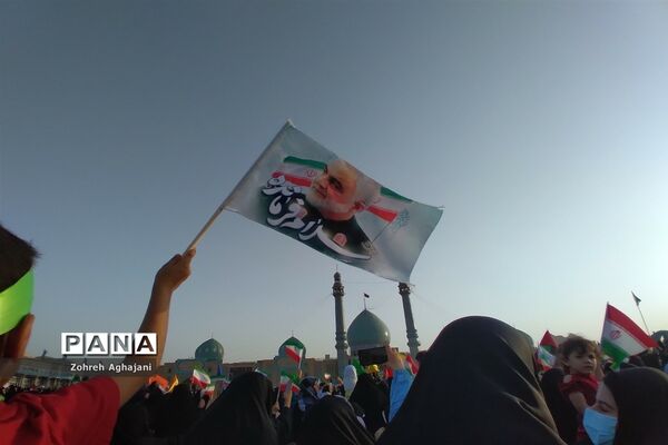 شور و حماسه زائران مسجد جمکران در همخوانی «سلام فرمانده»-6