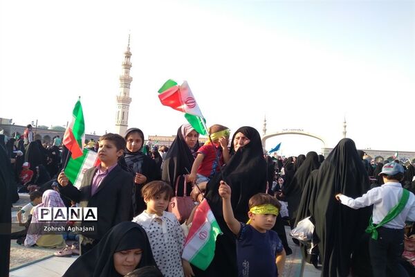 شور و حماسه زائران مسجد جمکران در همخوانی «سلام فرمانده»-6