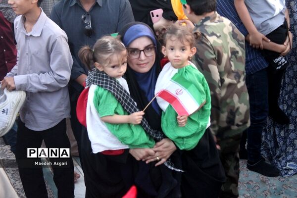 شور و حماسه زائران مسجد جمکران در همخوانی «سلام فرمانده»-6
