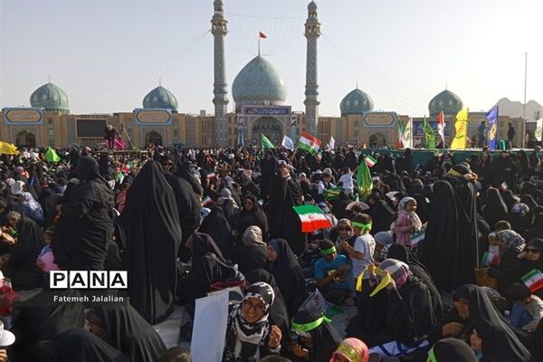 شور و حماسه زائران مسجد جمکران در همخوانی «سلام فرمانده»-6