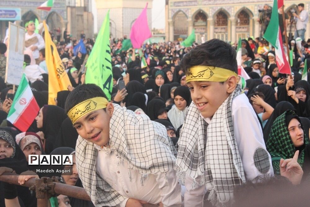 شور و حماسه زائران مسجد جمکران در همخوانی «سلام فرمانده»-6