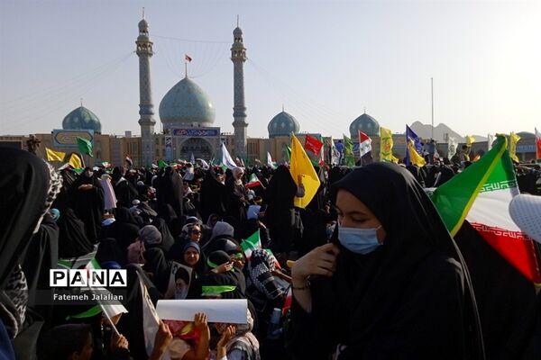 شور و حماسه زائران مسجد جمکران در همخوانی «سلام فرمانده»-6