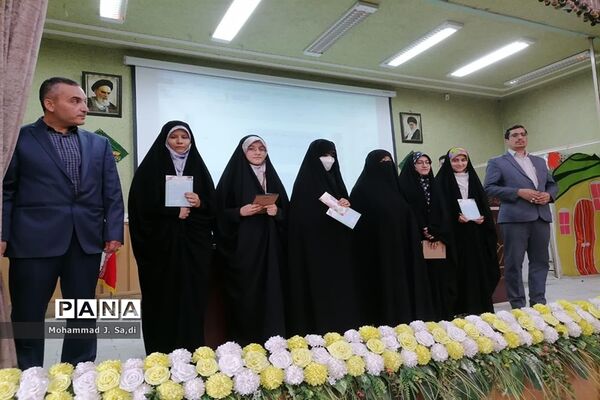 مراسم تجلیل از دختران دانش‌آموز برگزیده مسابقات قرآن، عترت و نماز ناحیه یک قم