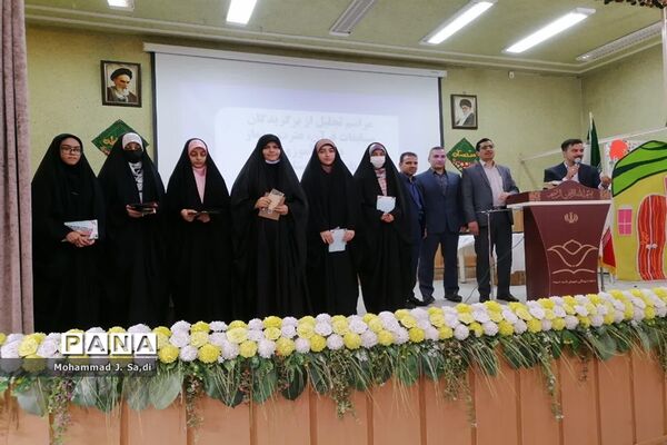 مراسم تجلیل از دختران دانش‌آموز برگزیده مسابقات قرآن، عترت و نماز ناحیه یک قم