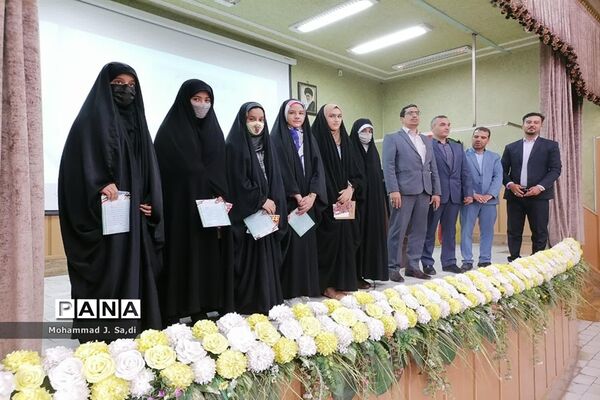 مراسم تجلیل از دختران دانش‌آموز برگزیده مسابقات قرآن، عترت و نماز ناحیه یک قم