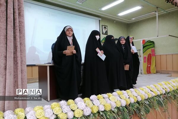 مراسم تجلیل از دختران دانش‌آموز برگزیده مسابقات قرآن، عترت و نماز ناحیه یک قم