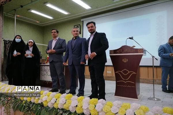مراسم تجلیل از دختران دانش‌آموز برگزیده مسابقات قرآن، عترت و نماز ناحیه یک قم