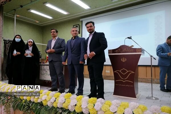 مراسم تجلیل از دختران دانش‌آموز برگزیده مسابقات قرآن، عترت و نماز ناحیه یک قم