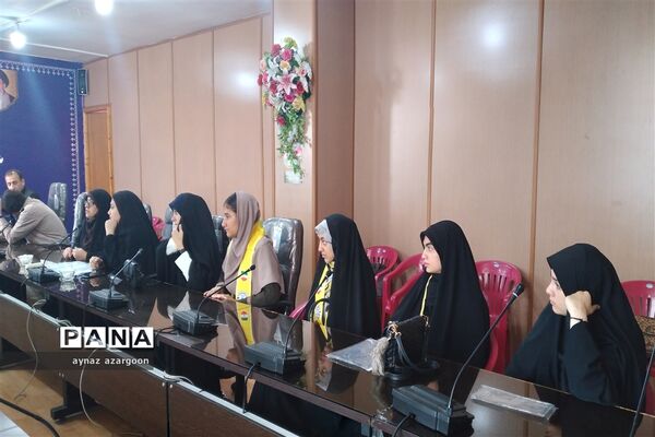 دیدار اعضای هیأت رئیسه مجلس دانش‌آموزی شهرستان قائمشهر با مدیر آموزش و پرورش این شهرستان