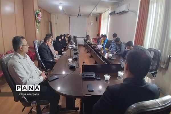 دیدار اعضای هیأت رئیسه مجلس دانش‌آموزی شهرستان قائمشهر با مدیر آموزش و پرورش این شهرستان