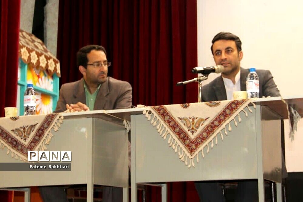 نشست کاربردی مدیران مدارس و اعضای شورای معاونان آموزش و پرورش ناحیه یک ری