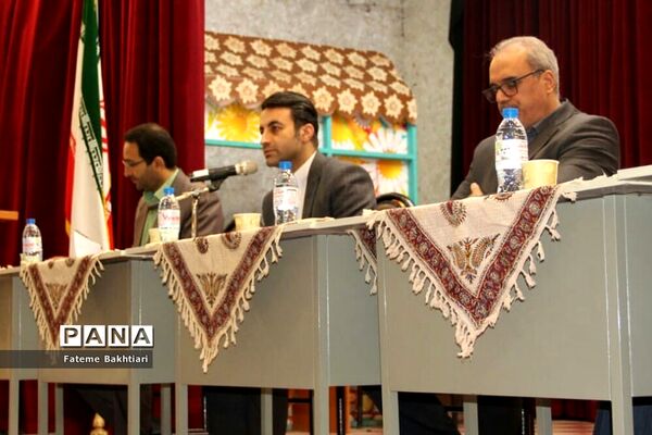 نشست کاربردی مدیران مدارس و اعضای شورای معاونان آموزش و پرورش ناحیه یک ری