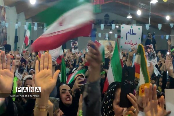 اجرای سرود سلام فرمانده در اجتماع بزرگ مردم شهرستان نور