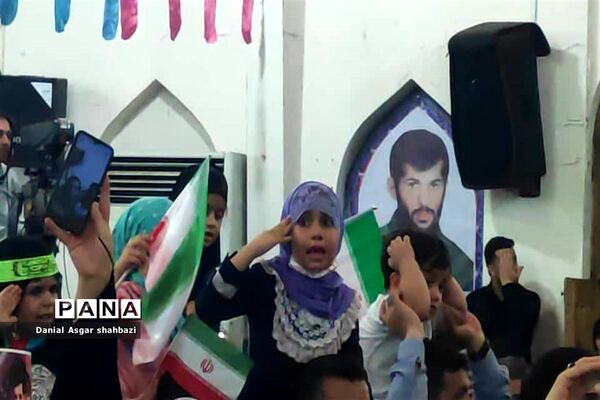 اجرای سرود سلام فرمانده در اجتماع بزرگ مردم شهرستان نور