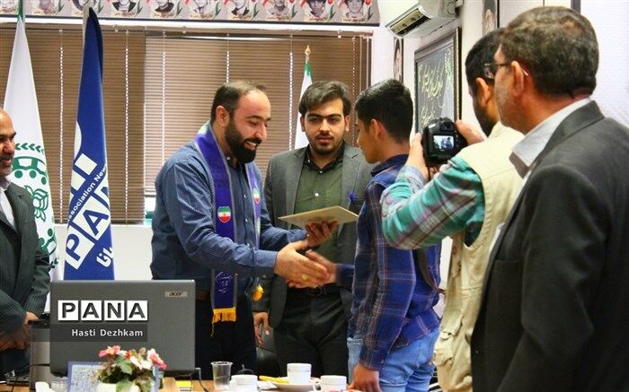 تجلیل رئیس سازمان دانش‌آموزی کشور از فرزند شهید مدافع حرم در شیراز