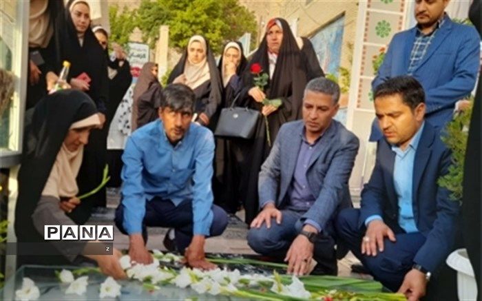 ادای احترام جمعی از بانوان فرهنگی ورزشکار استان کرمان ‌‌به مقام شهید سلیمانی