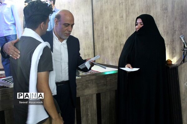 تجلیل از دانش‌آموزان برتر دبیرستان امام علی بن ابی طالب(ع)