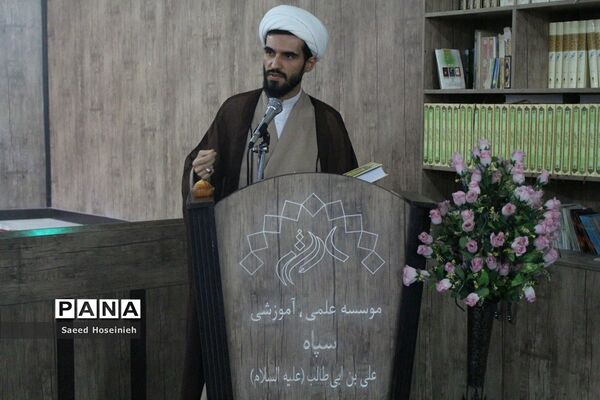 تجلیل از دانش‌آموزان برتر دبیرستان امام علی بن ابی طالب(ع)
