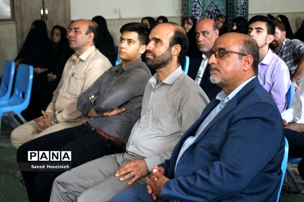 تجلیل از دانش‌آموزان برتر دبیرستان امام علی بن ابی طالب(ع)