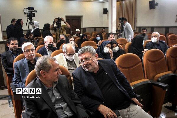 بزرگداشت روزنامه‌نگار و عکاس دفاع مقدس مریم کاظم زاده