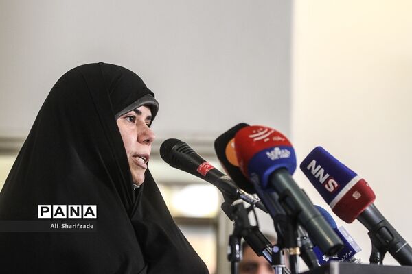 بزرگداشت روزنامه‌نگار و عکاس دفاع مقدس مریم کاظم زاده
