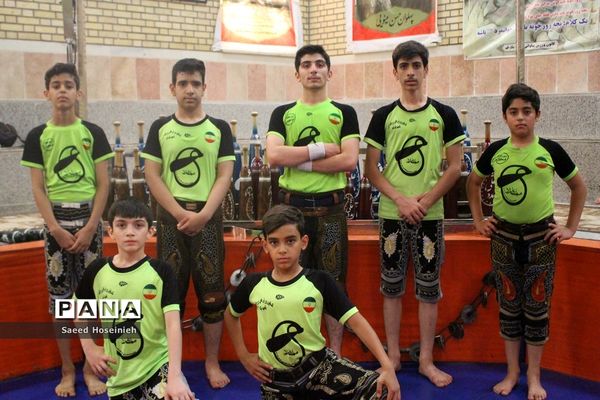 اجرای حرکات ورزش زورخانه‌ای تیم منتخب دانش‌آموزی استان قم
