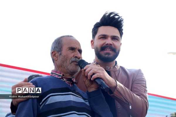 دهمین جشنواره گل محمدی در روستای آمقان بخش عنصرود