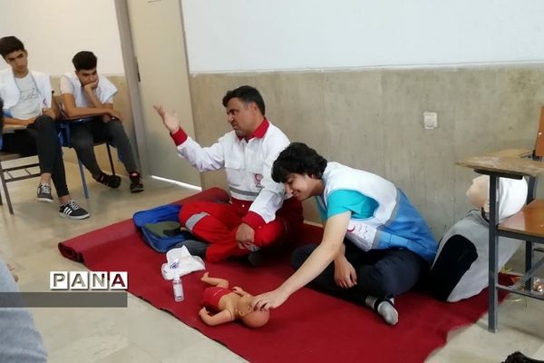 برگزاری کلاس‌های آموزشی کمک‌های اولیه در مدرسه سما رودهن