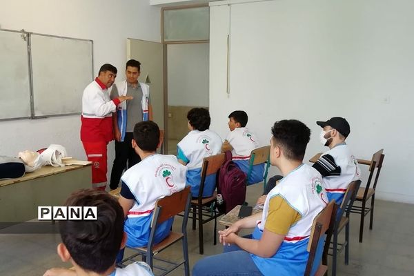 برگزاری کلاس‌های آموزشی کمک‌های اولیه در مدرسه سما رودهن