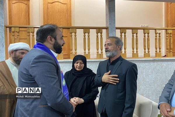 دیدار قائم مقام معاون وزیر در سازمان دانش‌آموزی کشور با خانواده شهید پیشتاز محمدجواد بای