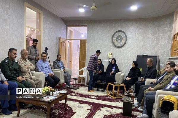 دیدار قائم مقام معاون وزیر در سازمان دانش‌آموزی کشور با خانواده شهید پیشتاز محمدجواد بای