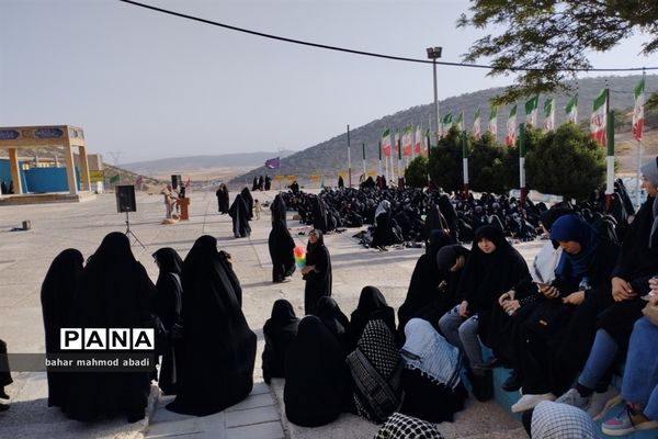 حضور دانش‌آموزان در یادواره شهدای دانش‌آموزی بازی دراز