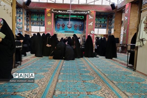 حضور دانش‌آموزان در یادواره شهدای دانش‌آموزی بازی دراز