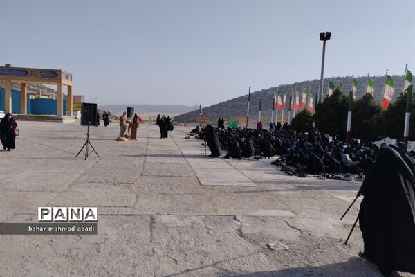 حضور دانش‌آموزان در یادواره شهدای دانش‌آموزی بازی دراز