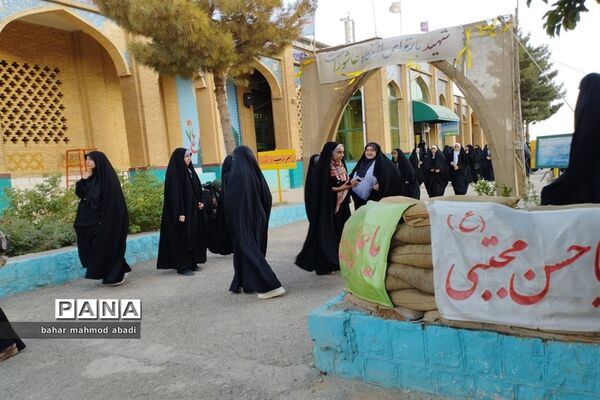 حضور دانش‌آموزان در یادواره شهدای دانش‌آموزی بازی دراز