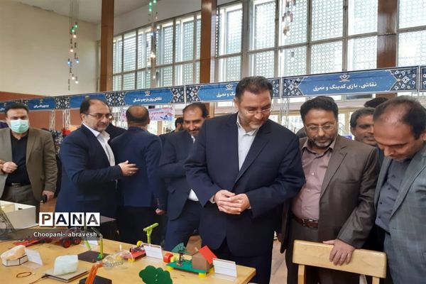 بازدید مدیرکل آموزش و پرورش شهر تهران از نمایشگاه دستاوردها و دست سازه‌های دانش‌آموزی