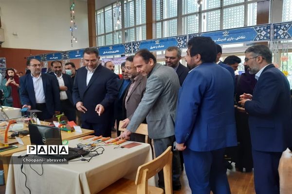 بازدید مدیرکل آموزش و پرورش شهر تهران از نمایشگاه دستاوردها و دست سازه‌های دانش‌آموزی