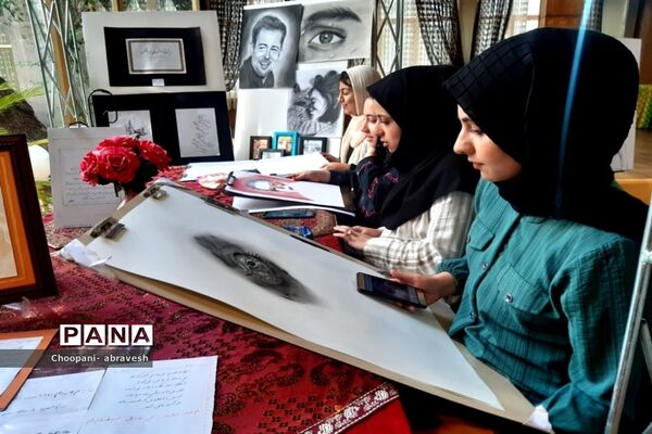 بازدید مدیرکل آموزش و پرورش شهر تهران از نمایشگاه دستاوردها و دست سازه‌های دانش‌آموزی