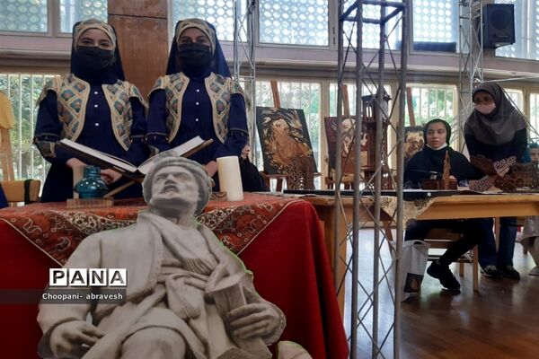 بازدید مدیرکل آموزش و پرورش شهر تهران از نمایشگاه دستاوردها و دست سازه‌های دانش‌آموزی