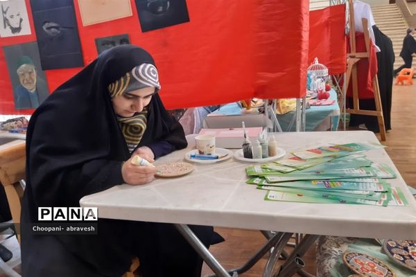 بازدید مدیرکل آموزش و پرورش شهر تهران از نمایشگاه دستاوردها و دست سازه‌های دانش‌آموزی