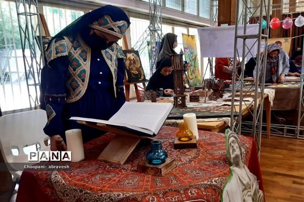 بازدید مدیرکل آموزش و پرورش شهر تهران از نمایشگاه دستاوردها و دست سازه‌های دانش‌آموزی