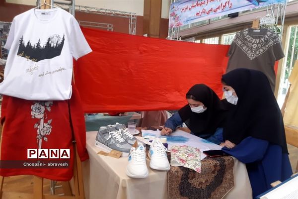 بازدید مدیرکل آموزش و پرورش شهر تهران از نمایشگاه دستاوردها و دست سازه‌های دانش‌آموزی