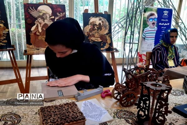 بازدید مدیرکل آموزش و پرورش شهر تهران از نمایشگاه دستاوردها و دست سازه‌های دانش‌آموزی