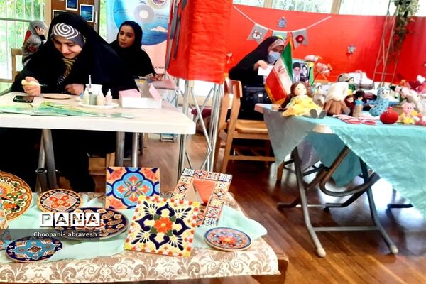 بازدید مدیرکل آموزش و پرورش شهر تهران از نمایشگاه دستاوردها و دست سازه‌های دانش‌آموزی