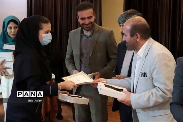 تقدیر از برگزیدگان جشنواره فرهنگی هنری فردا در آباده