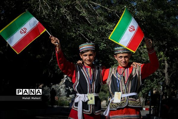مراسم استقبال از دانش‌آموزان شرکت کننده در اردوی سراسری عشایر پسر در مشهد مقدس